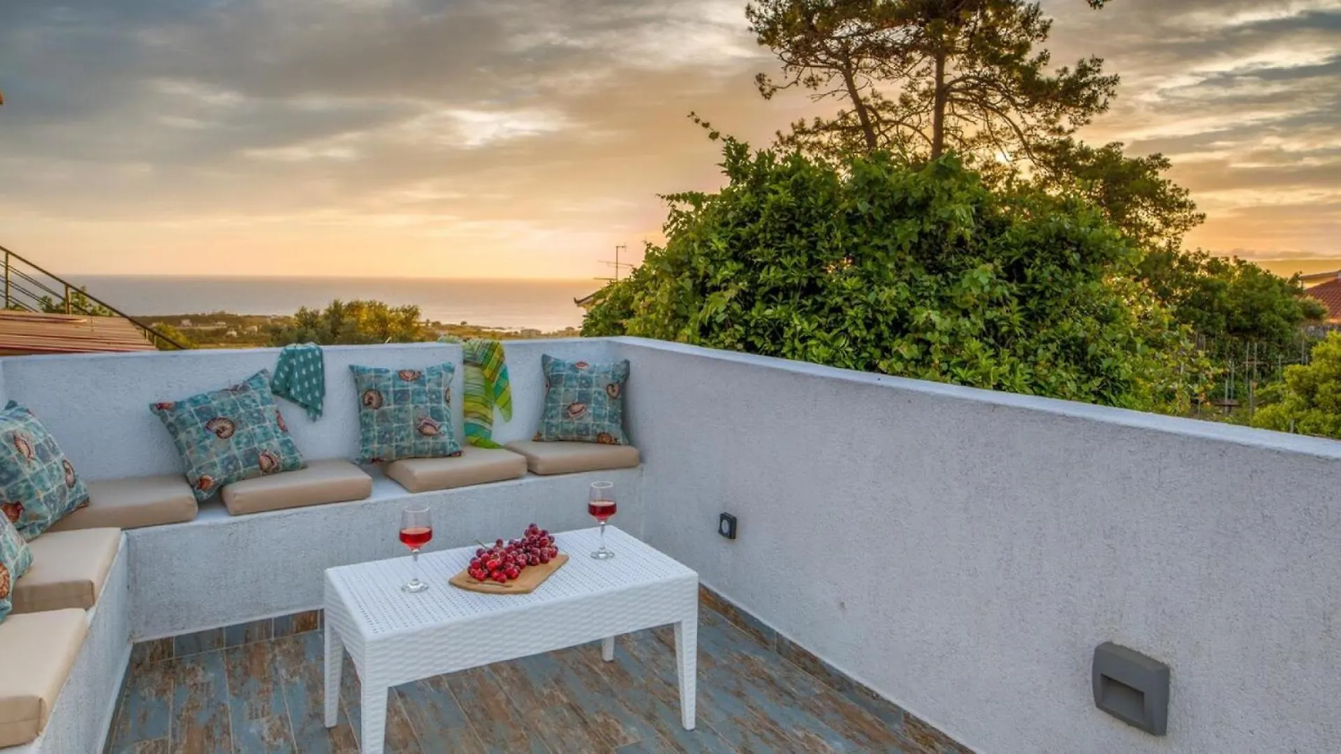 Minia Arktos Sunset Villa 0*,